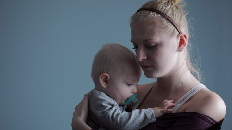 Samotna matka – gdzie zgłosić się o pomoc i na co można liczyć, by przetrwać?