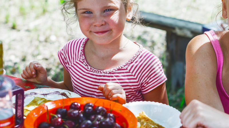 Ile owoców w diecie dziecka? Węglowodany i cukry – jak je podawać?