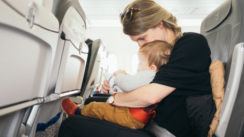 Jak zorganizować podróż samolotem z małym dzieckiem?