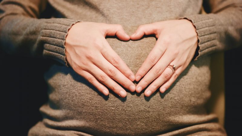 Ból pleców w ciąży – skąd pochodzi i jak go zwalczyć?