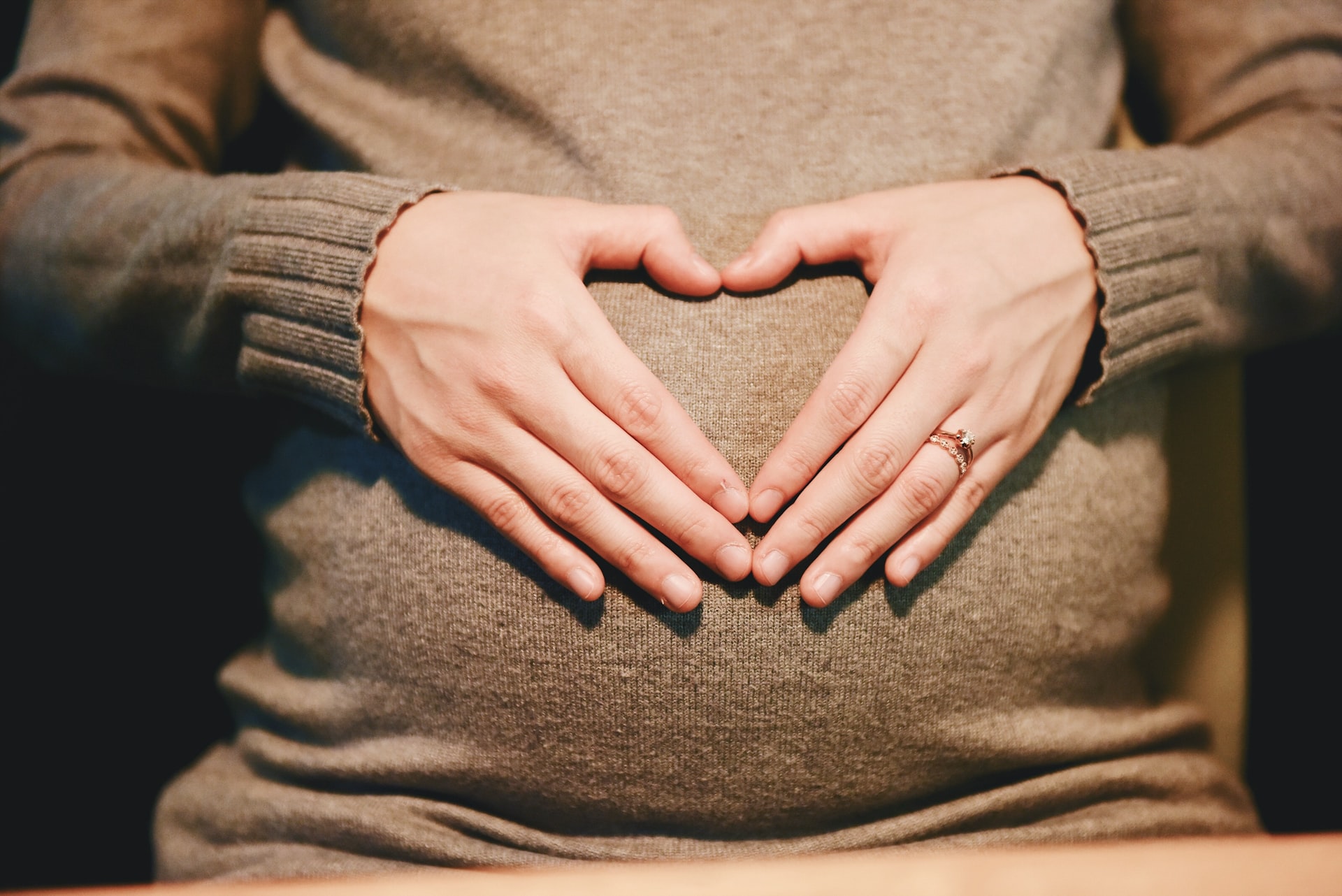 Ból pleców w ciąży – skąd pochodzi i jak go zwalczyć?
